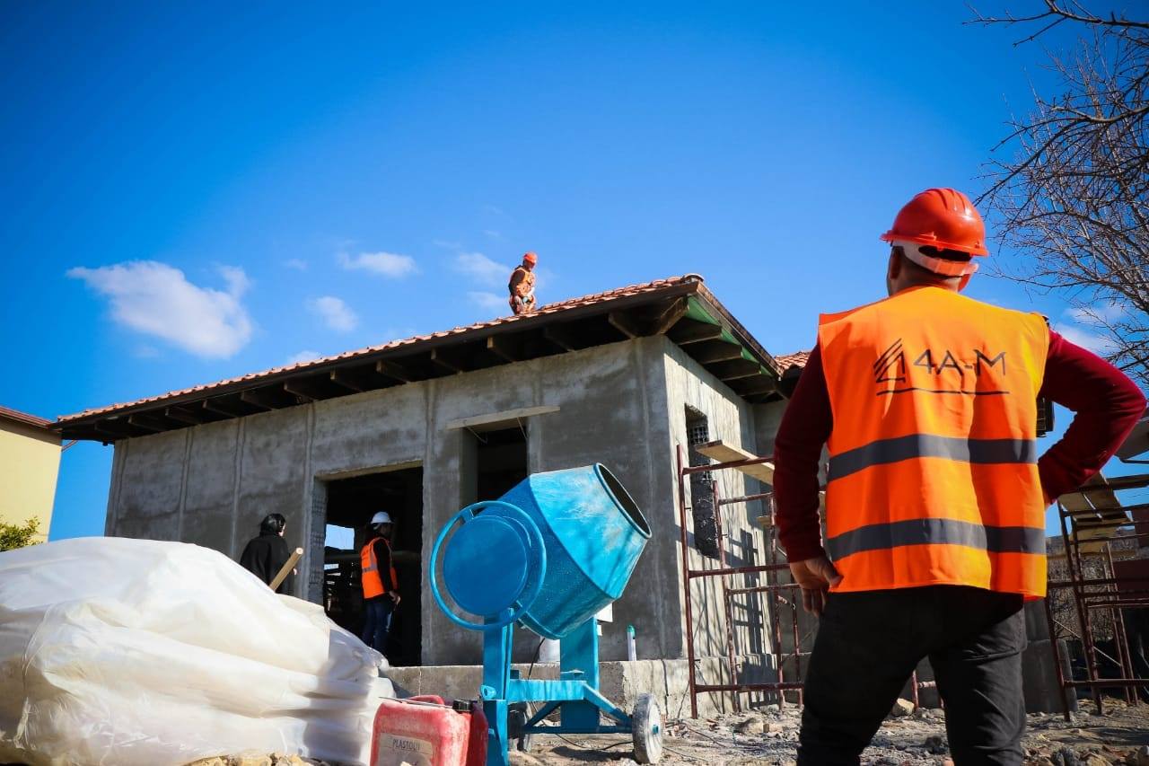 U dëmtuan nga tërmeti, Xhaçka inspekton punimet për rindërtim: 233 familje së shpejti me strehë të re 2 81955224 2611118148923889 1751824036557488128 o