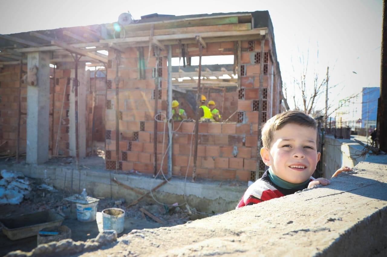 U dëmtuan nga tërmeti, Xhaçka inspekton punimet për rindërtim: 233 familje së shpejti me strehë të re 1 82145760 2611115892257448 5280710415540551680 o