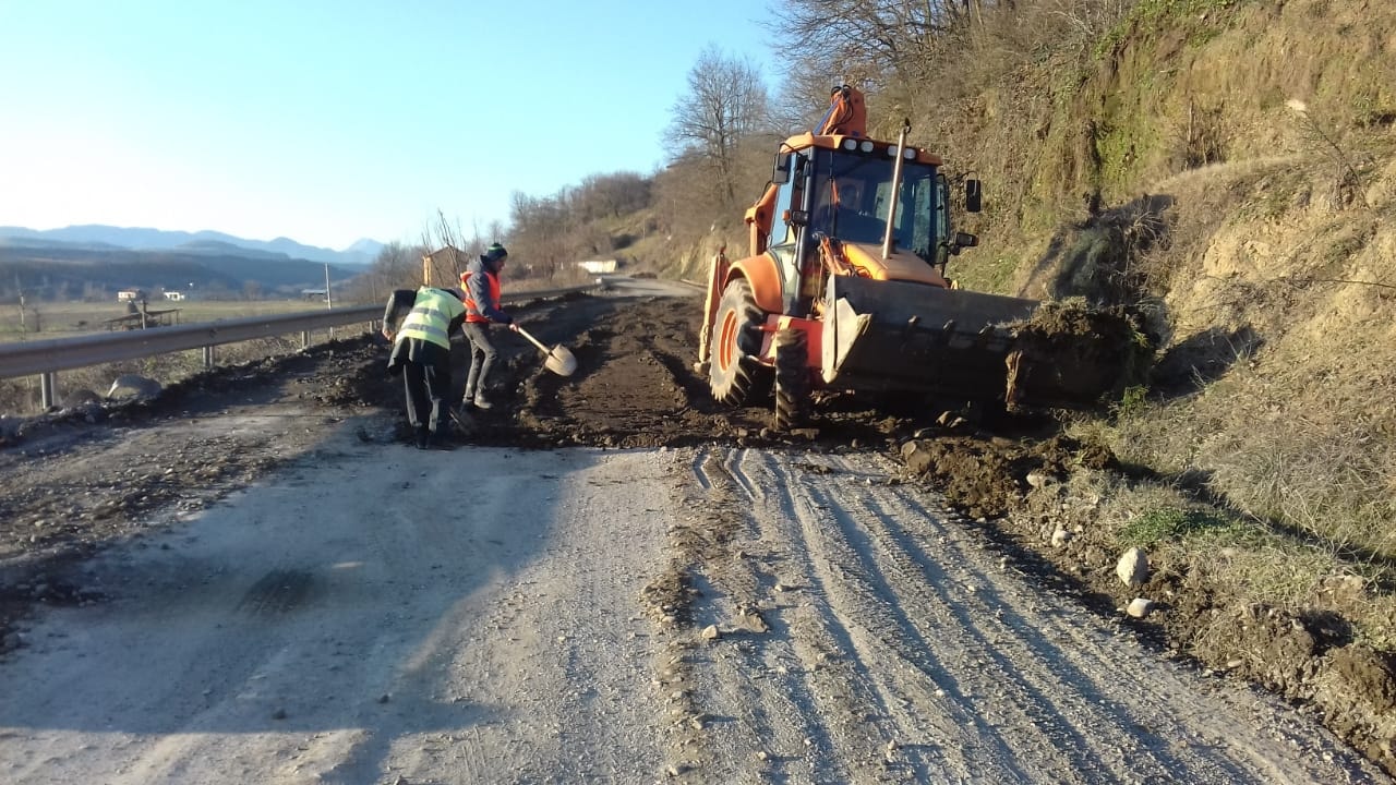 Mat: Bashkia ndërhyn në rrugën nacionale, kishte mbetur në mëshirë të fatit (Foto) 82410650 1449336875230063 4398550512631283712 o