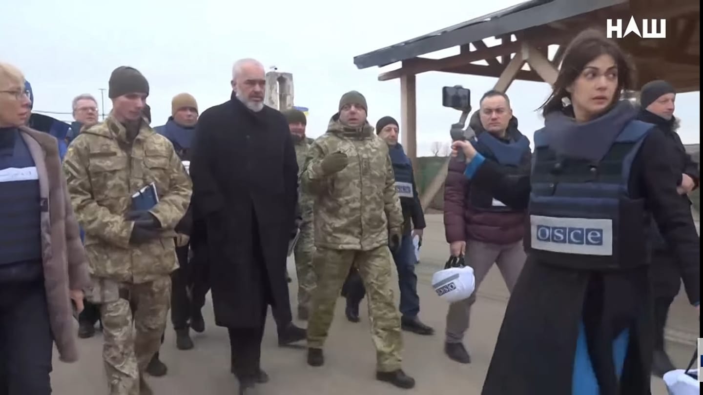 VIDEO/ Rama vizitë në zonën e “nxehtë” të luftës në Ukrainë, ekipi shqiptar vishet me jelekë anti-plumb 83788973 3046824748663037 1493104638394630144 o
