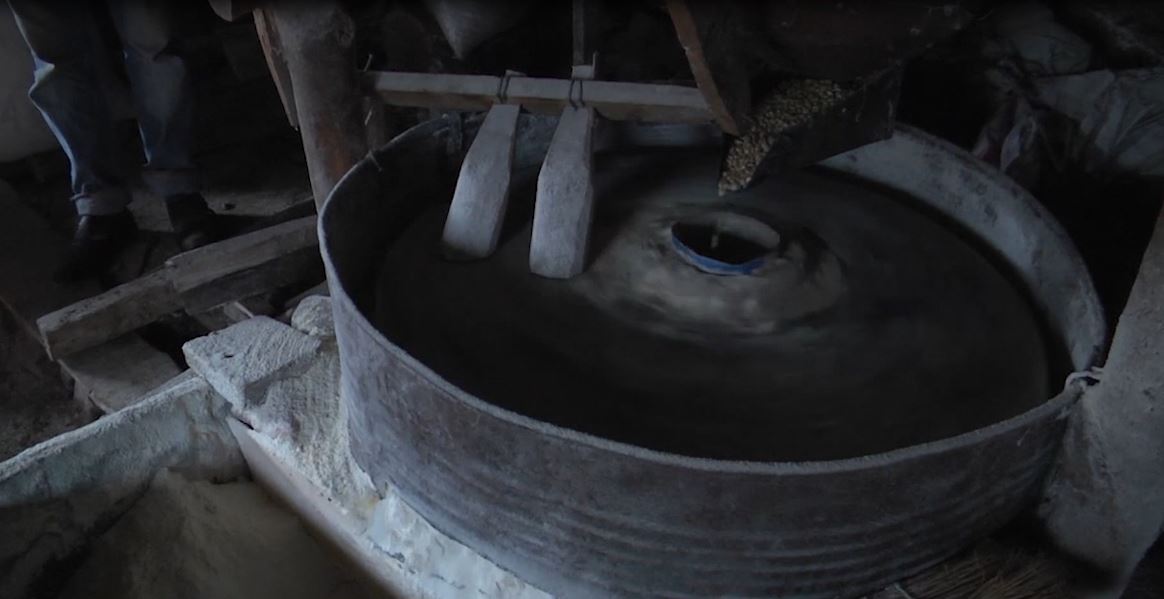 Video / Të bluash në mulli me ujë, në Bulqizë familja ruan traditën prej tre brezash 85 1578227028
