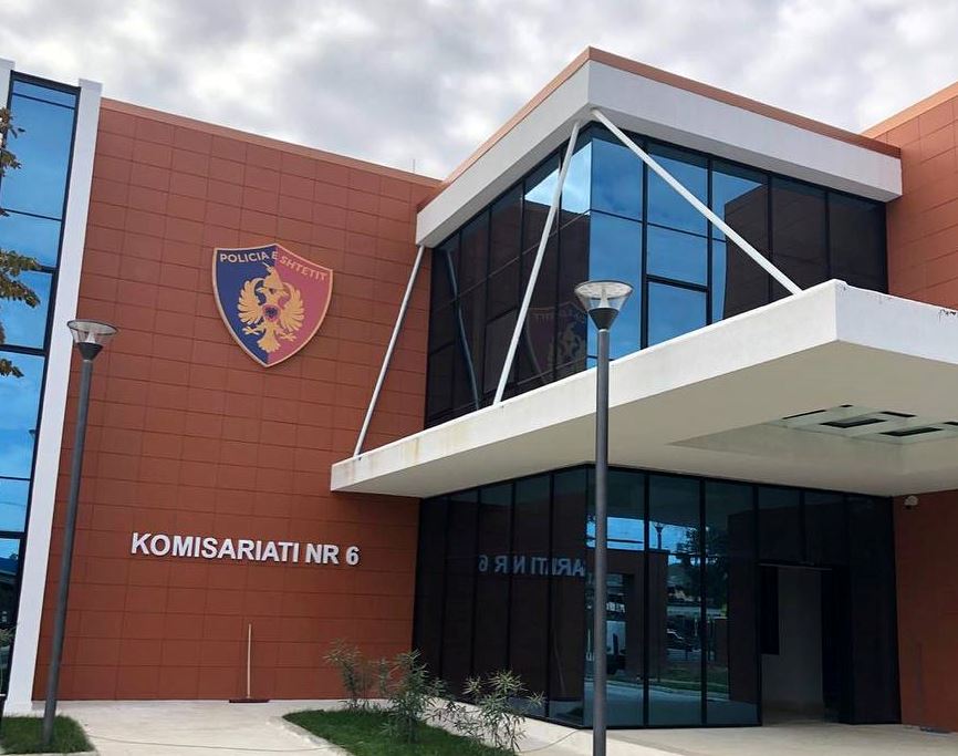 “Shteti më njeh targën, janë copa mishi me dy sy, fuck u…”, ja çfarë shkruan djali i pasur që turpëroi sot policinë 88888 3