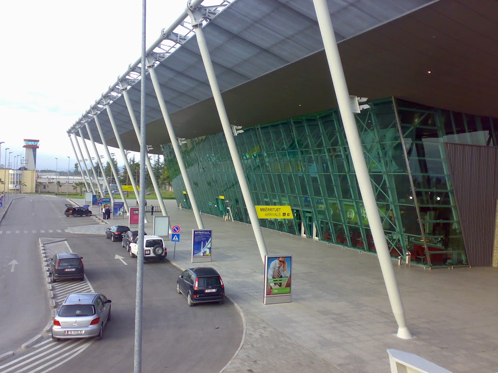 Operacioni “New Start”/ Ndalohet në Rinas 23-vjeçarja me dokumente false italiane. Në pranga edhe punonjësi i sigurisë Aeroporti Nene Tereza