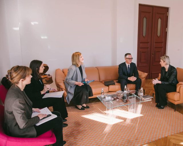 Ambasadori i ri italian shkon i fashuar në takim me ministren Elva Margariti (FOTOT) Ambasadori i ri talian Bucci