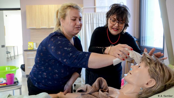 “Një biznes i majmë”/ DW: Deri në 15 mijë euro për të çuar infermiere nga Ballkani në Gjermani Dekra