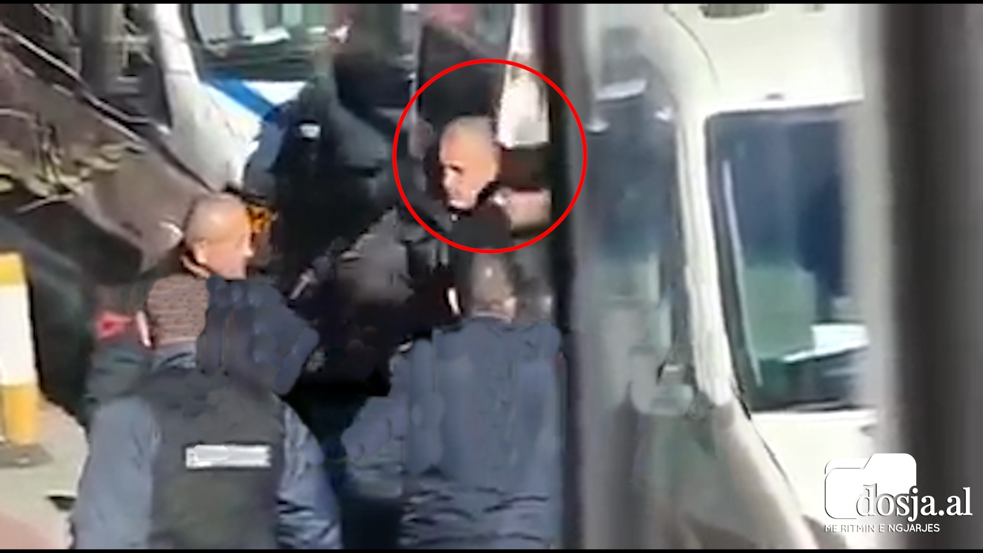 Dritan Dajti si bos në ish-bllok…Policia e Burgjeve nxorri për “shëtitje” të dënuarin, ministria: Po verifikojmë Dritan Dajti ne ish bllok