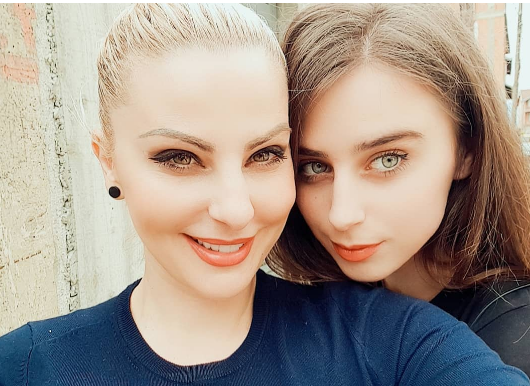 Nëna apo vajza? Deputetja shqiptare nxjerr pamjet e mrekullueshme me të bijën 1 Duda 1