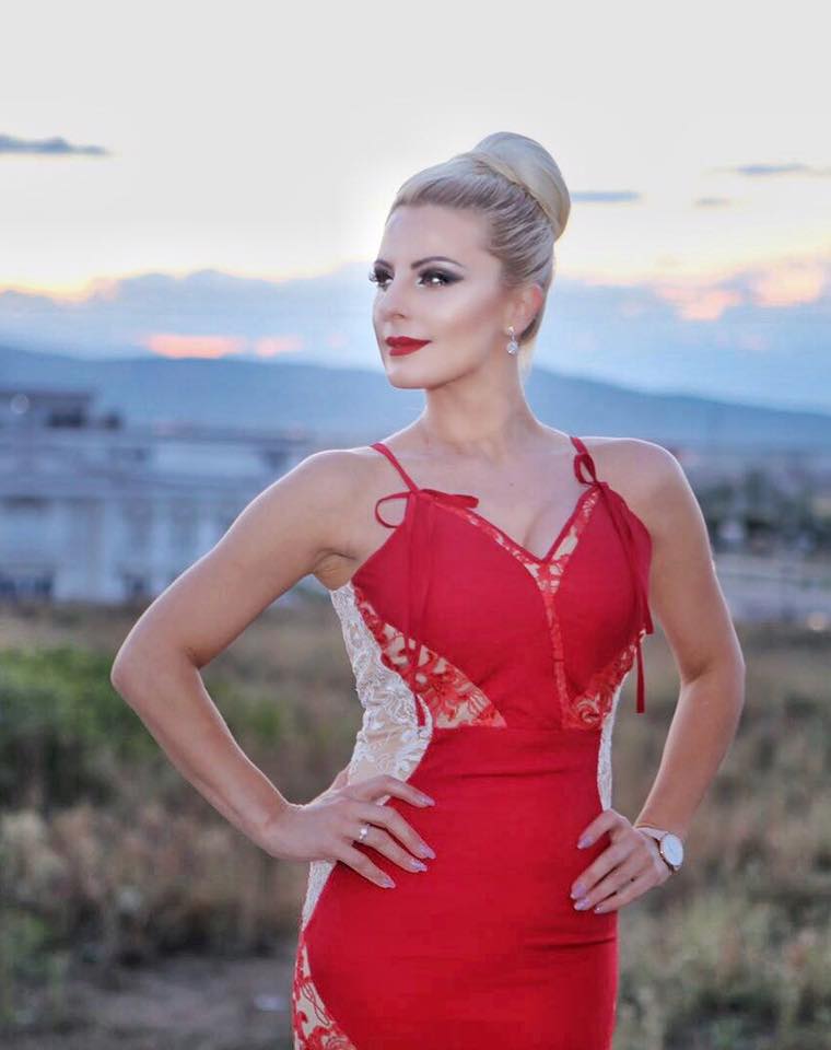 Nëna apo vajza? Deputetja shqiptare nxjerr pamjet e mrekullueshme me të bijën 3 Duda 3