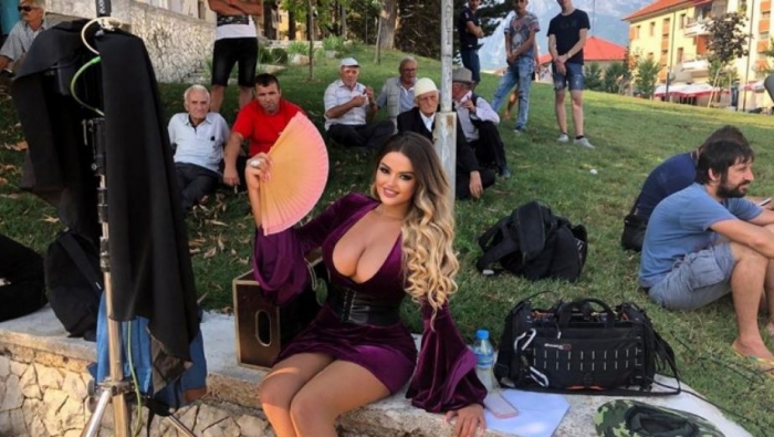 Përdorimi i tepruar i “photoshop”, Enca përfundon në mediat britanike Enca