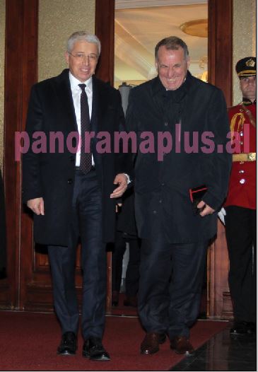 Foto/ Lleshaj dhe deputeti i PS-së shkrihen së qeshuri: Çfarë të jenë duke biseduar?! 1 Leshaj