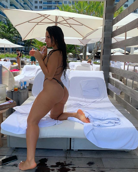 Modelja e fitnesit me forma bombastike vjen me fotot ë provokuese 20 Luna Bay 20