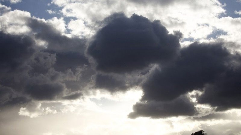 Moti/ Vranësira në të gjithë vendin, erë e fortë dhe temperatura… Moti me shi