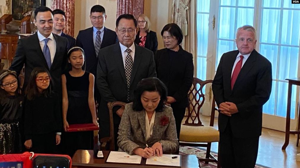 Yuri Kim bën betimin si ambasadore e SHBA në Shqipëri. Fotot e familjes së saj 2 Yuri Kim 3
