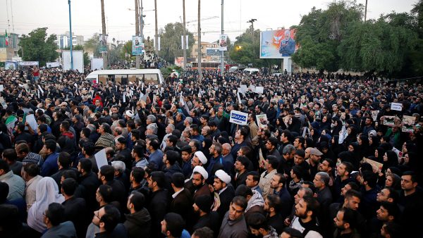 FOTO/ Trupi i Soleimanit mbërrin në Iran, turma njerëzish e presin si hero 3 ak 1 600x338 1