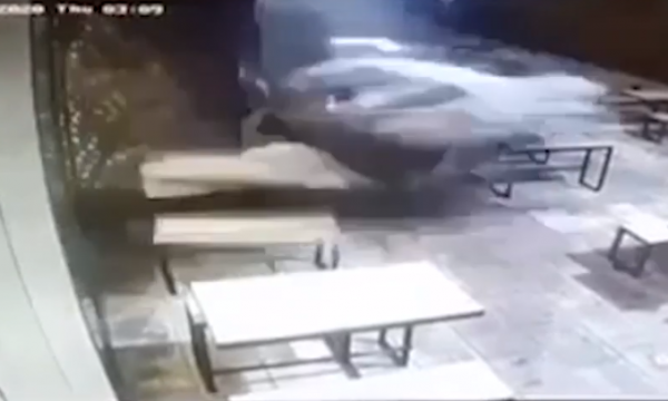 Makina me shpejtësi skëterrë përfundon brenda restorantit, dalin pamjet e aksidentit në Prishtinë (Video) aksidenti pamje..