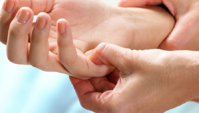 Këto 3 bimë qetësojnë dhimbjet e artritit reumatoid artriti