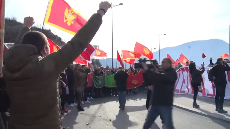 Tmerrohen serbët, flamuri shqiptar shfaqet në Cetinje (VIDEO) cetinje