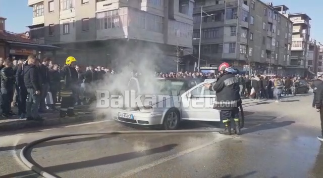 Merr flakë një makinë në Korçë, shpëtojnë çifti bashkë me fëmijën 7- vjeçar digjet benzi korce
