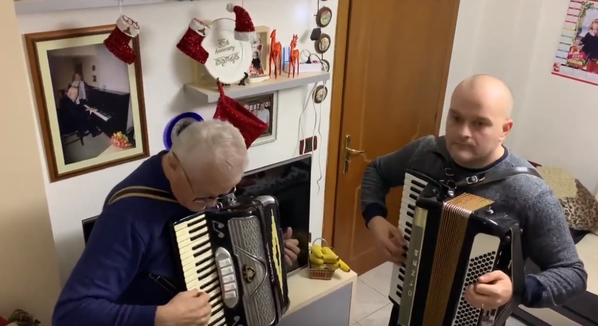 Video / Surprizon gjyqtari shqiptar, luan si profesionist në fizarmonikë me babain e tij kompozitor florjon kalaja