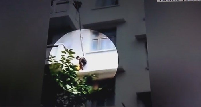 VIDEO / Gjyshja lidh me litar nipin 7-vjeçar dhe e lëshon nga ballkoni gjyshja 1