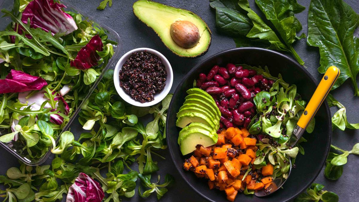 Ushqimi vegan dhe ndikimi i tij në shëndetin e njeriut https cdn.cnn .com cnnnext dam assets 190904122627 01 vegetarian diet stock