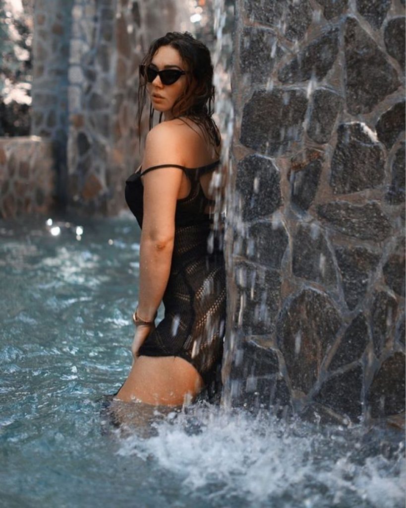 “Kur të mbyllësh këmbët…”, Ilda Bejleri i kthehet ashpër ndjekësit: Shiko mos nusja… (FOTO) 15 ilda10