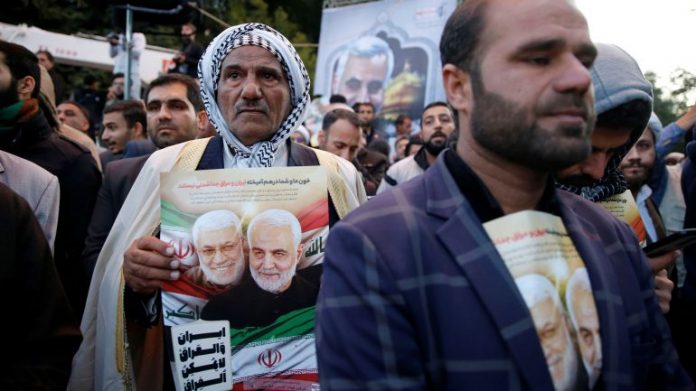 FOTO/ Trupi i Soleimanit mbërrin në Iran, turma njerëzish e presin si hero irani 770x433 1