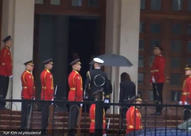 Ambasadorja amerikane Yuri Kim shkon në presidencë kim 1