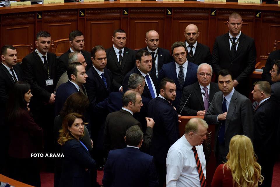 Ish-deputetët e opozitës në vështirësi, dynden në Gjykatë për të marrë lekët nga Kuvendi kuvendi