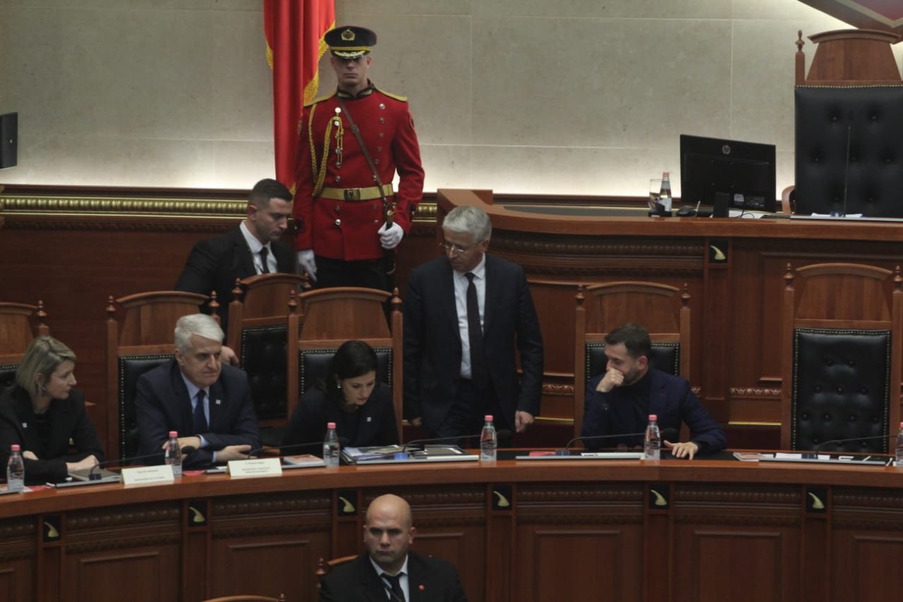 Kuvendi harron ministrin Lleshaj pa karrige, ironia e Murrizit: Mirë bëtë me tenderin e televizorëve, shtoni edhe karrige lleshaj pa karrige 1