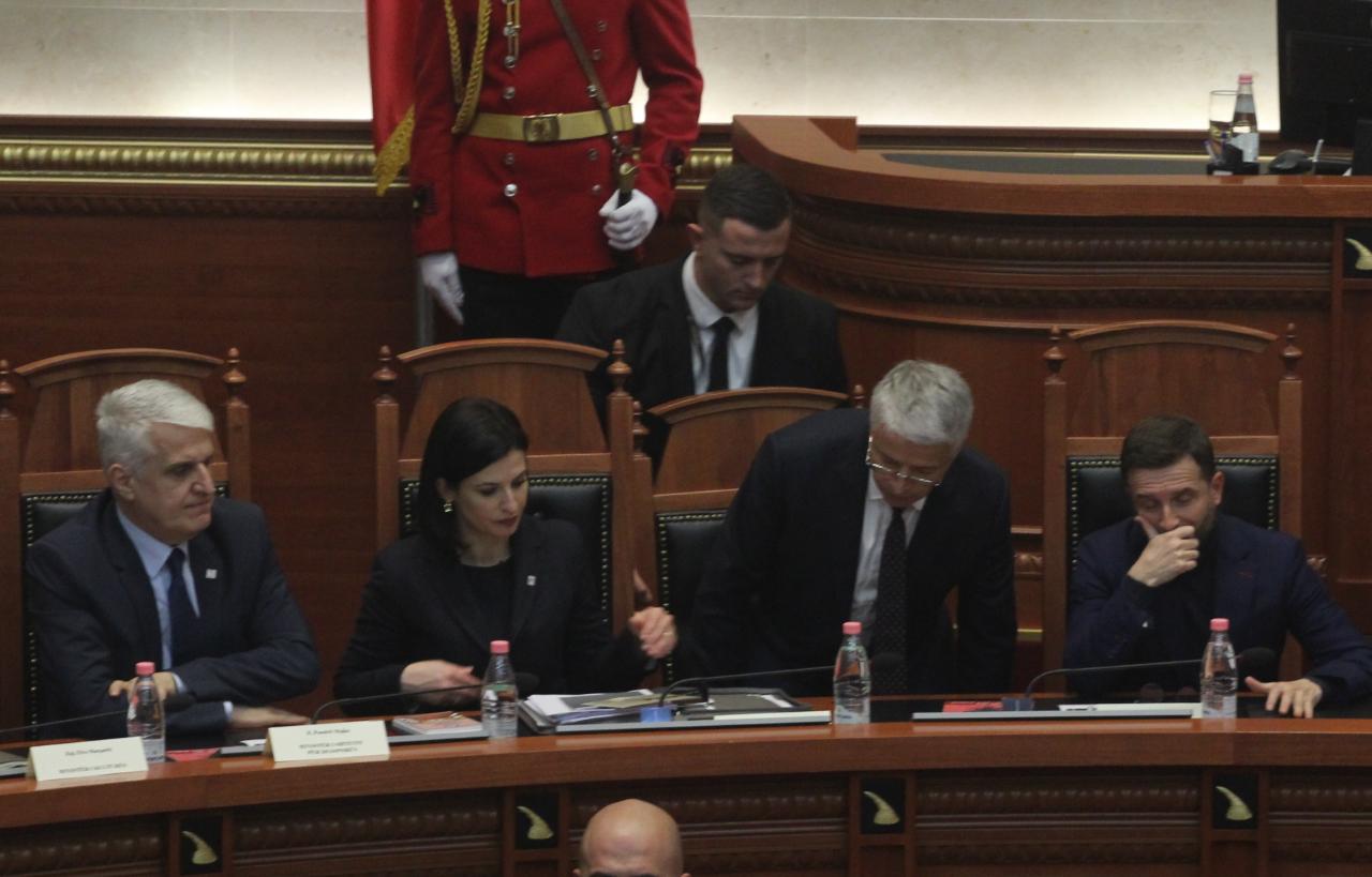 Kuvendi harron ministrin Lleshaj pa karrige, ironia e Murrizit: Mirë bëtë me tenderin e televizorëve, shtoni edhe karrige 2 lleshaj pa karrige 2