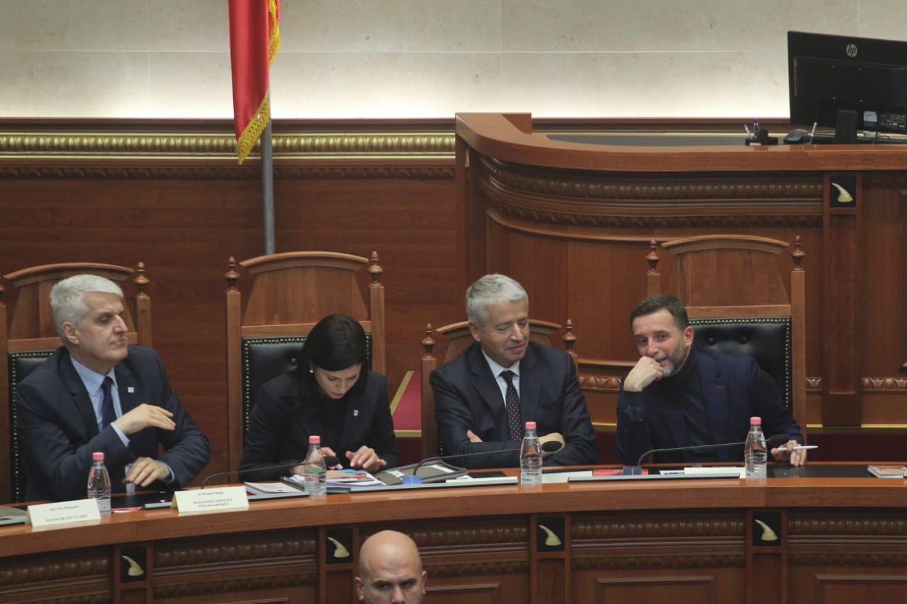 Kuvendi harron ministrin Lleshaj pa karrige, ironia e Murrizit: Mirë bëtë me tenderin e televizorëve, shtoni edhe karrige 3 lleshaj pa karrige 3
