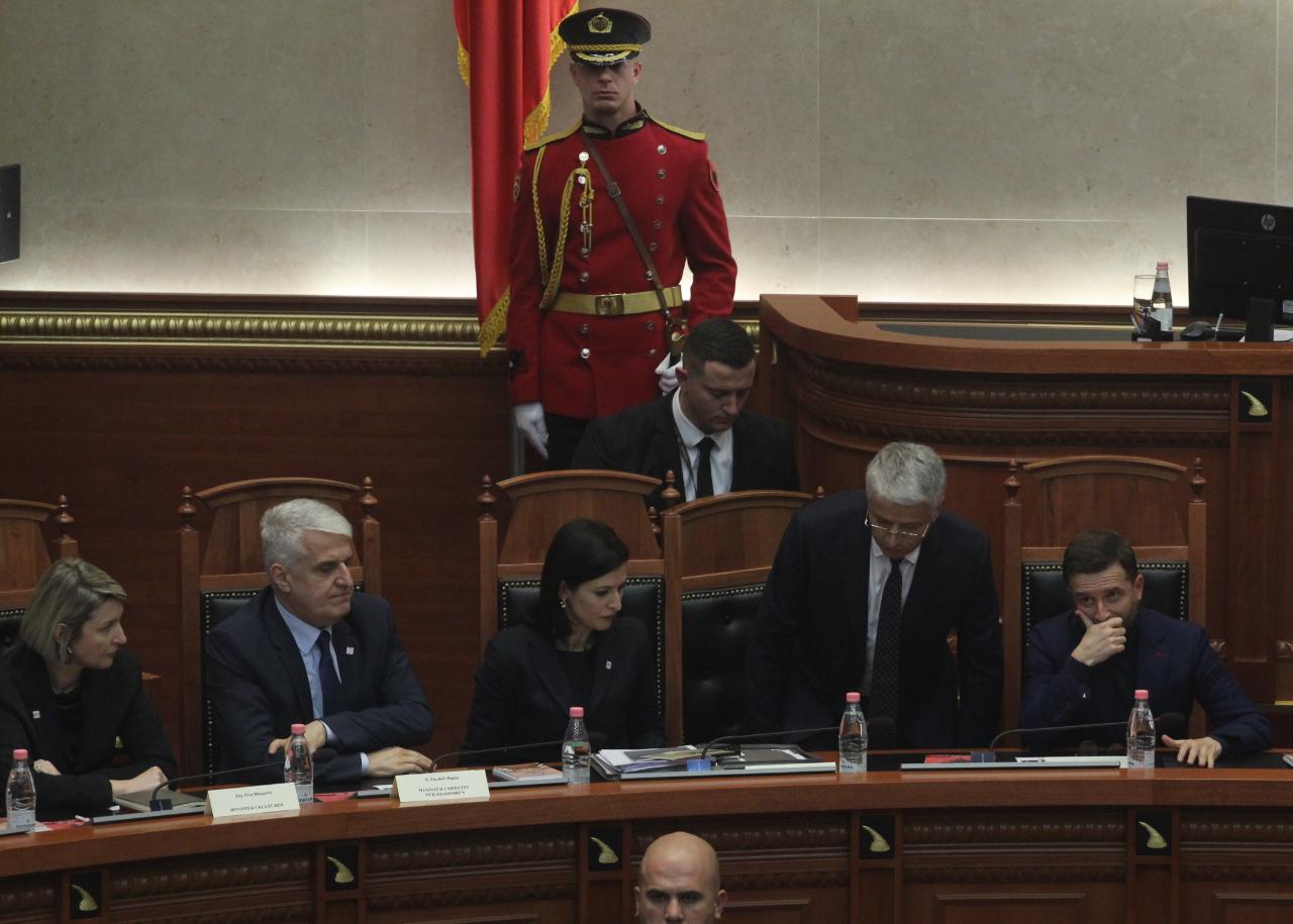 Kuvendi harron ministrin Lleshaj pa karrige, ironia e Murrizit: Mirë bëtë me tenderin e televizorëve, shtoni edhe karrige 4 lleshaj pa karrige 4