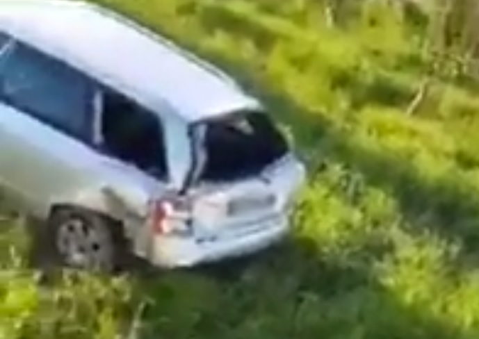 Shihni si kanë përfunduar dy makina në arë pas përplasjes me një “Touareg” (VIDEO) makine