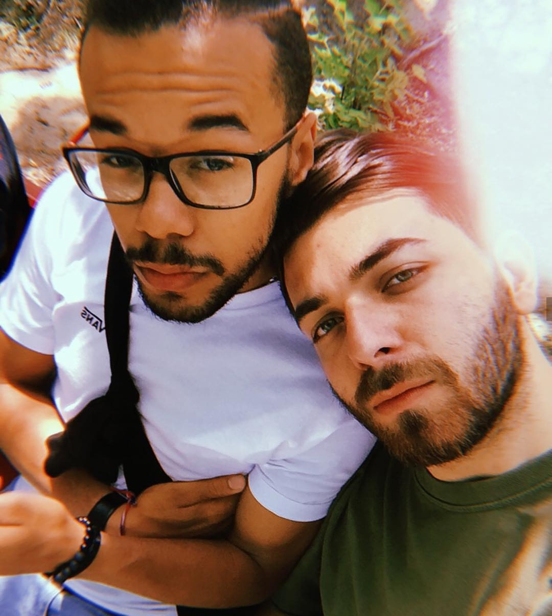 Bëri bujë me martesën homoseksuale, ish-moderatori i TCH sjell burrin në vendlindje mishi