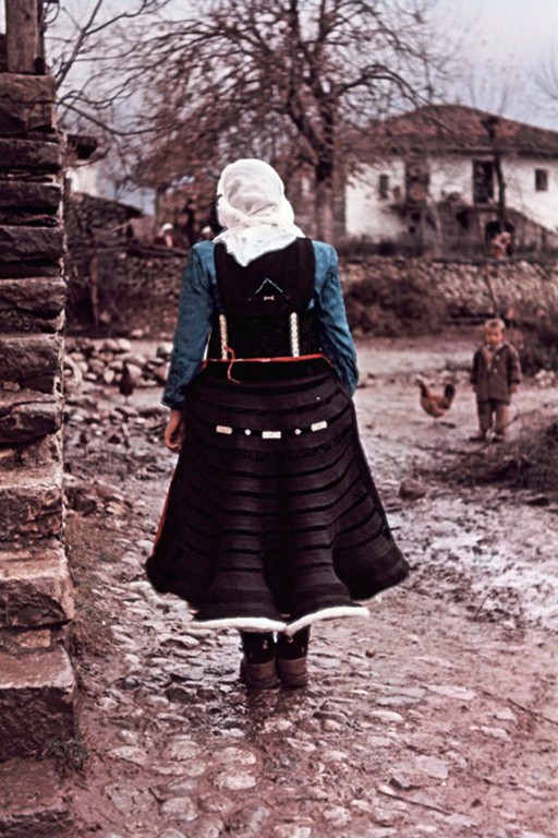 Koleksioni “shqiptar” i Fiedler 3 nje grua me xhublete ne veri
