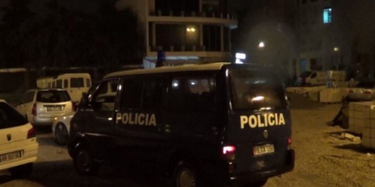 Zbulohet e kaluara kriminale e shënjestrës që i shpëtoi atentatit në Vlorë polic