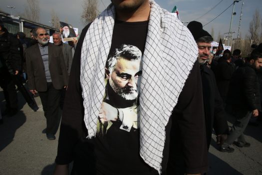 FOTO/ Trupi i Soleimanit mbërrin në Iran, turma njerëzish e presin si hero 2 qe 525x350 1