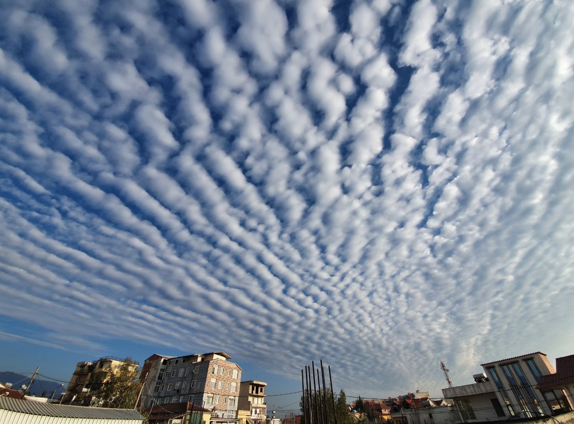 Qytetarët mahniten me perëndimin e bukur të diellit në Tiranë 2 qiell tirane 2