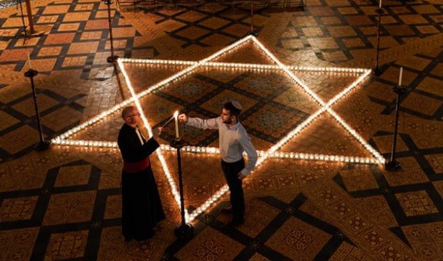 Berlin: 75 qirinj të ndezur në Përkujtimin e Holokaustit qirinj
