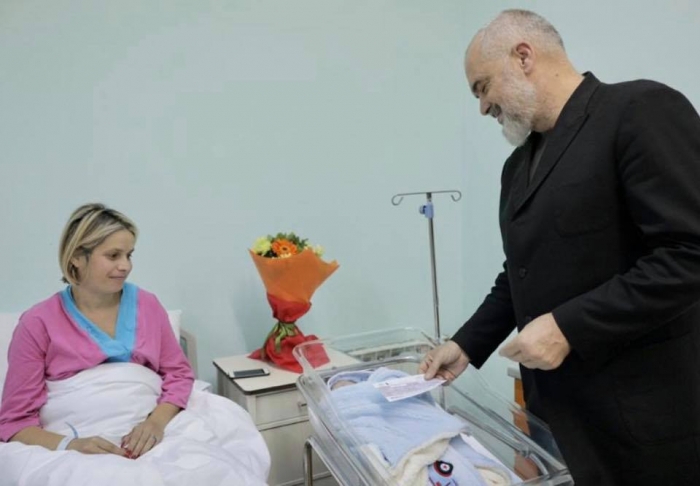 Lule për nënat dhe bonuse për bebet, Rama batuta në maternitetin “Mbretëresha Geraldinë” rama cek