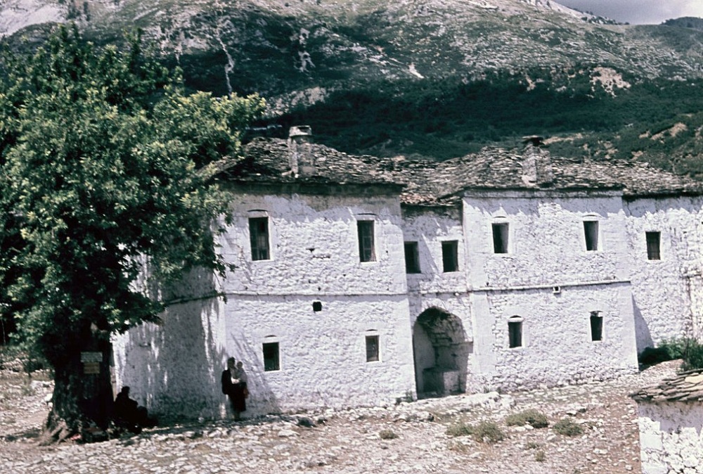 Koleksioni “shqiptar” i Fiedler 9 shtepi tradicionale ne mallakaster