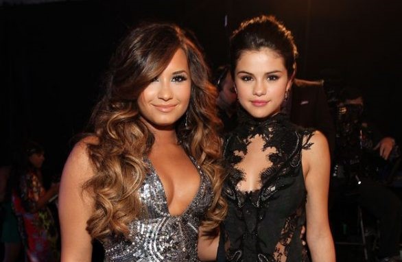Pas performancës plot kurajo në “Grammy’s Award”, Selena i dedikon këto fjalë Demit singer actresses demi lovato and selena gomez arrive at the news photo 1580154108