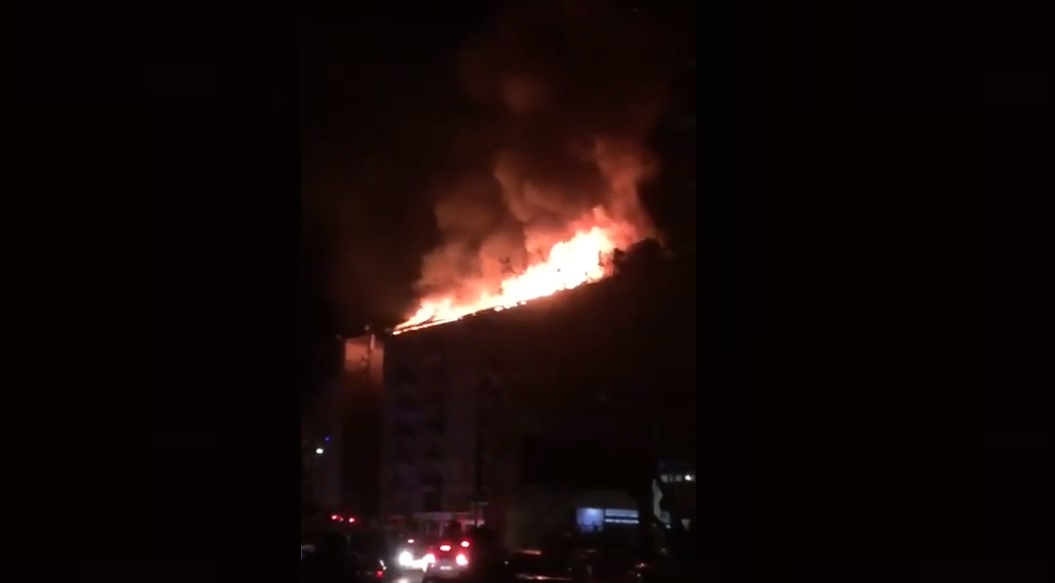 Pas tërmetit në Turqi, ndërtesat nisin të “shpërthejnë” në flakë turqi zjarr termet