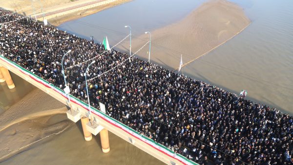 FOTO/ Trupi i Soleimanit mbërrin në Iran, turma njerëzish e presin si hero 1 uy 600x338 1