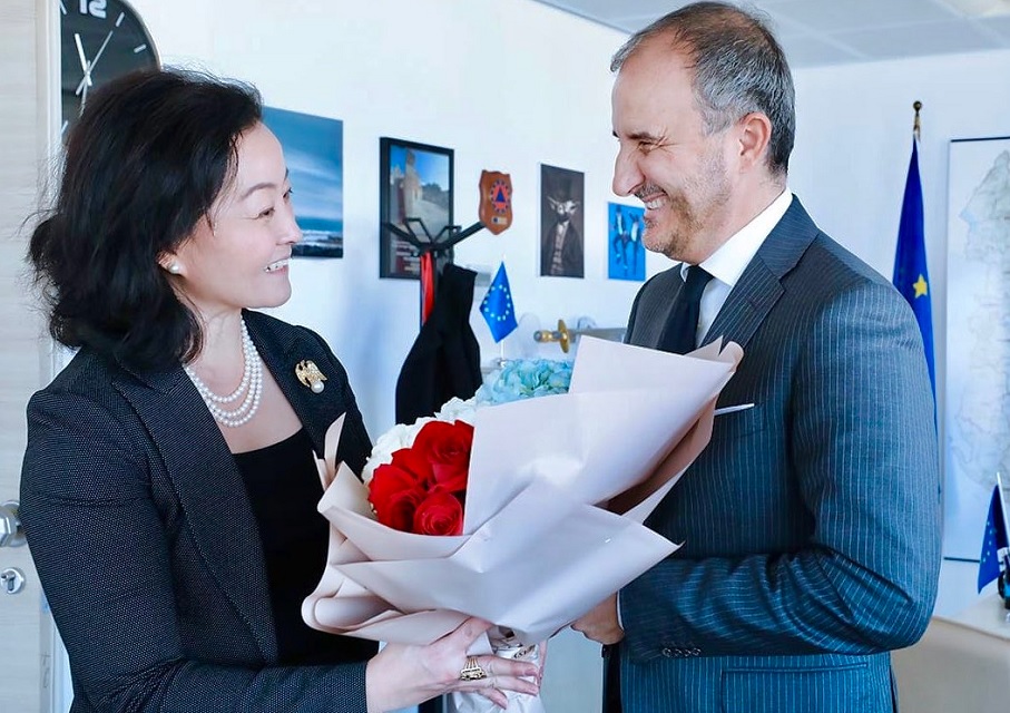 Një tufë me lule “amerikane” për Yuri Kim, Soreca: 2020, vit kyç për Shqipërinë yuri kim soreca