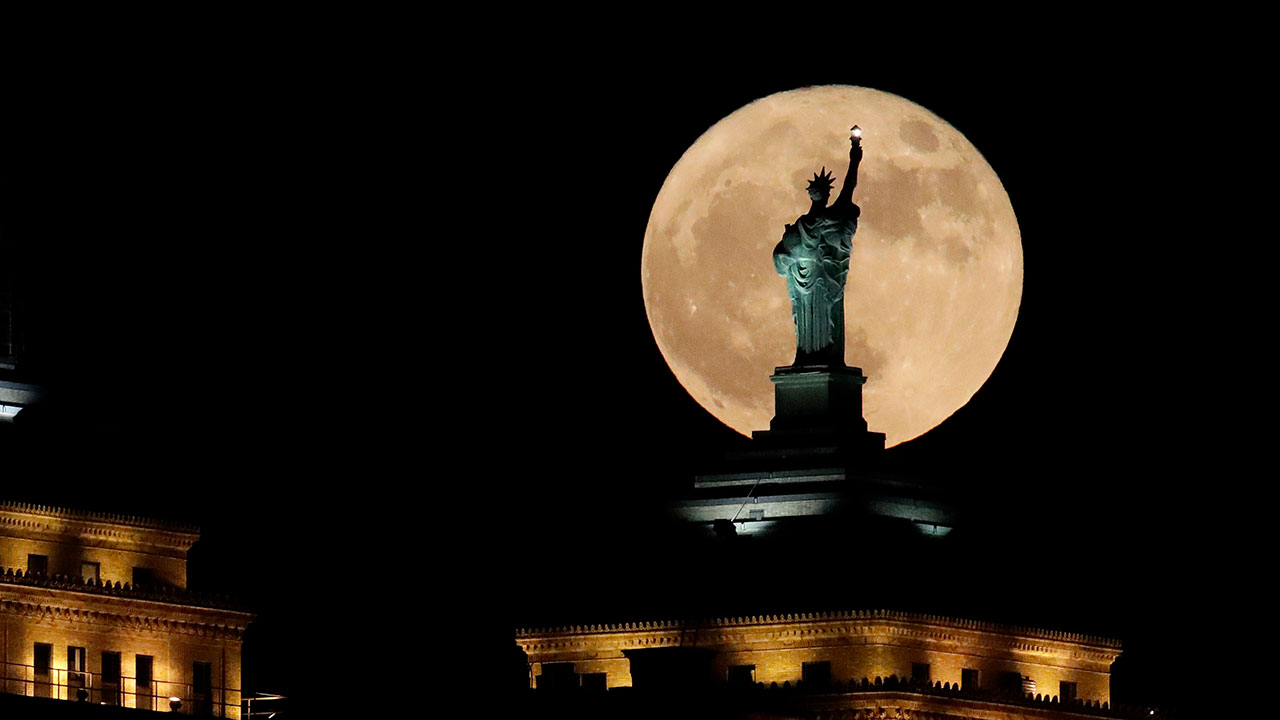 'Superhëna' shfaqet në New York, ja fotot spektakolare 14 2735485 120417 ap buffalo supermoon img