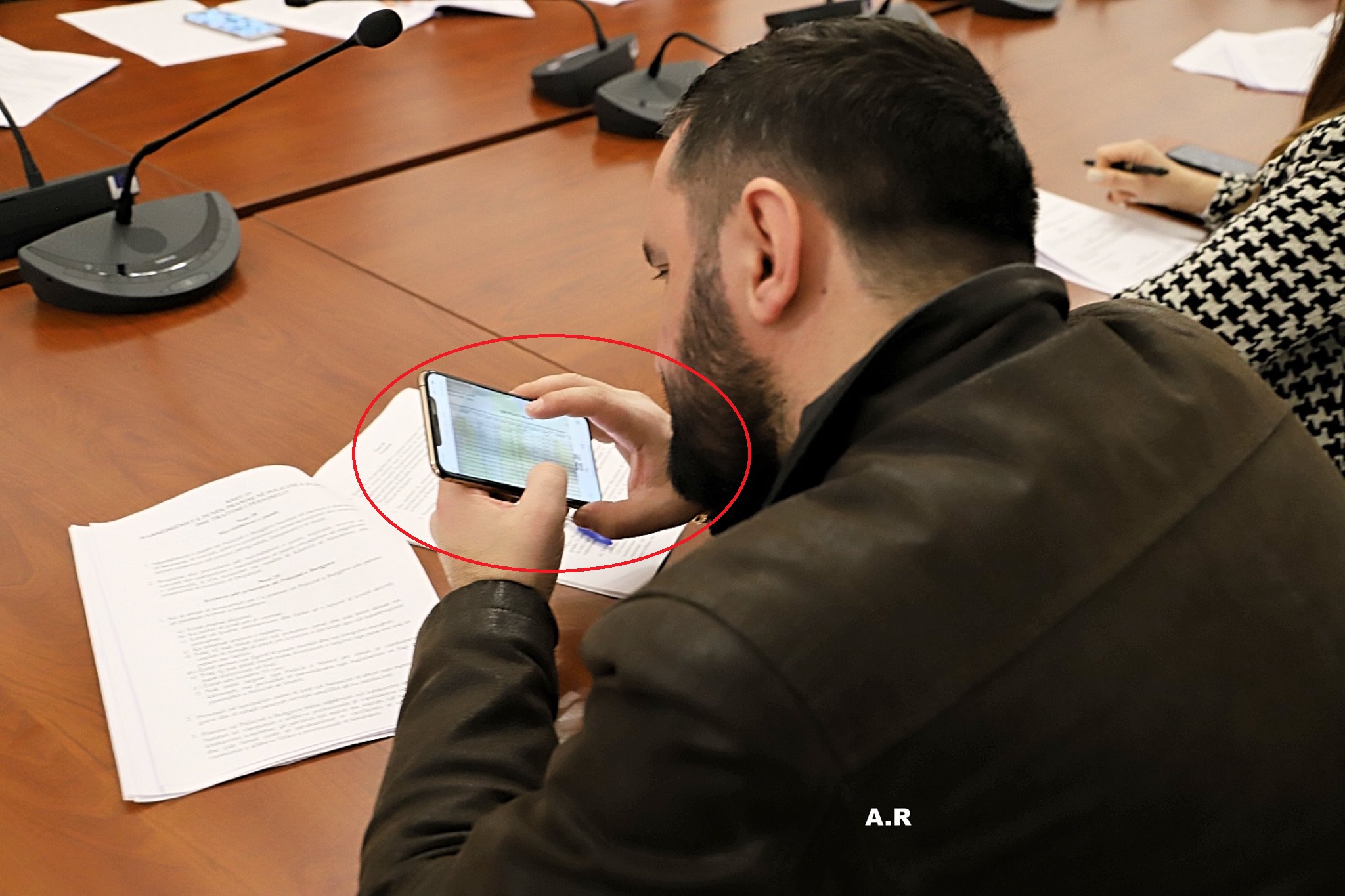 Foto-lajm / Të qeshura, shtrëngime duarsh dhe Facebook në celular, ja çfarë bëjnë deputetët në parlamentin shqiptar 1 84083758 2529846900614656 2748035382967795712 o
