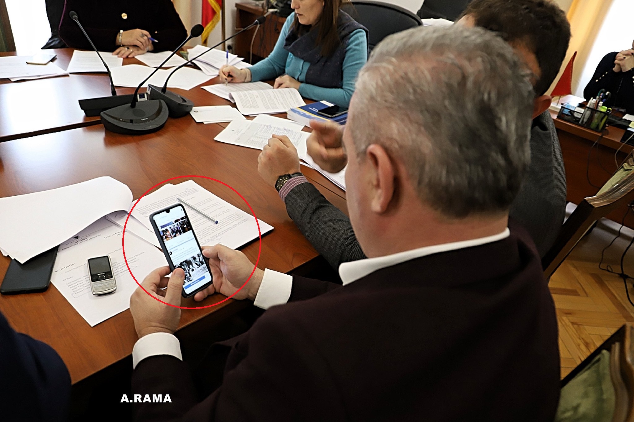 Foto-lajm / Të qeshura, shtrëngime duarsh dhe Facebook në celular, ja çfarë bëjnë deputetët në parlamentin shqiptar 3 84962947 2529847027281310 1645569260073779200 o
