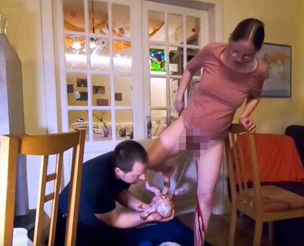 Nëna filmon veten duke lindur në shtëpi binjakët 3 Sarah Schmid 4
